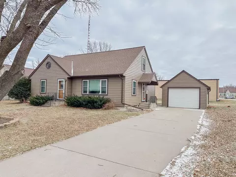 18 1st St NE, Fairfax, MN 55332