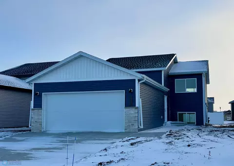6630 S 68th St, Horace, ND 58047
