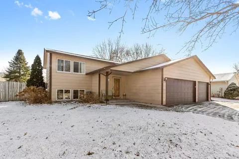 1375 Granite Ln N, Oakdale, MN 55128