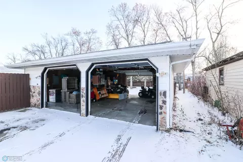 402 Nelson Dr, Horace, ND 58047 photo 2