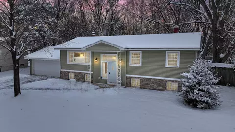 1939 Lakeaires Blvd, White Bear Lake, MN 55110