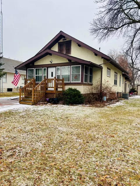 518 E 3rd St, Redwood Falls, MN 56283