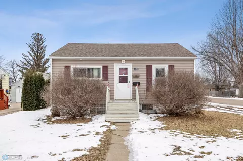 1102 11th St N, Moorhead, MN 56560