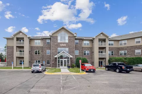 1341 Lake Dr W #309, Chanhassen, MN 55317