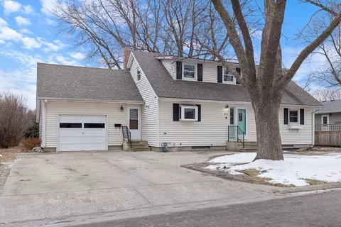 902 Willow Ave, Marshall, MN 56258
