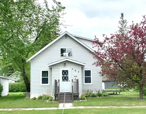 707 Center St E, Roseau, MN 56751