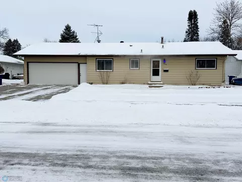 506 Appletree Ln, Moorhead, MN 56560