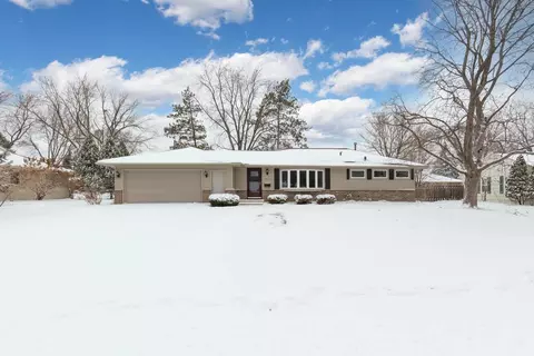 2910 Washburn Pl, Bloomington, MN 55431