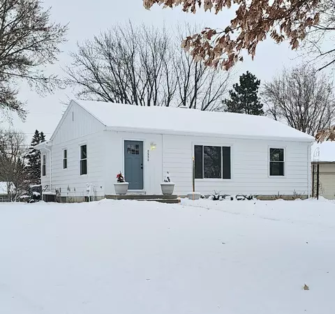 2930 Arona St, Roseville, MN 55113
