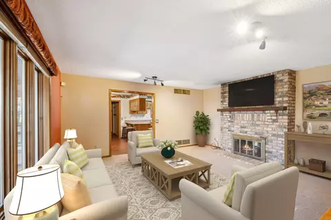 1435 Arden Oaks Dr, Arden Hills, MN 55112
