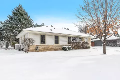8331 Haeg Dr, Bloomington, MN 55431 photo 3