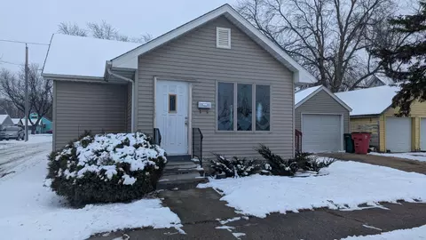 704 8th St NE, Austin, MN 55912