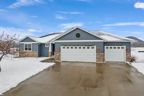 175 Sweetwater Dr, Rollingstone, MN 55969