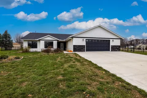 210 Maple Ridge Dr, Henderson, MN 56044