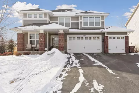 8828 Bellevue Ct, Chanhassen, MN 55317