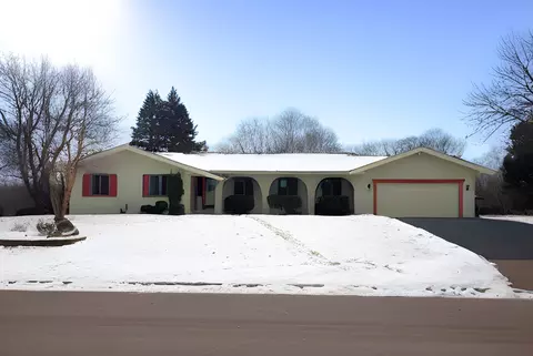 2735 Fountain Ln N, Plymouth, MN 55447