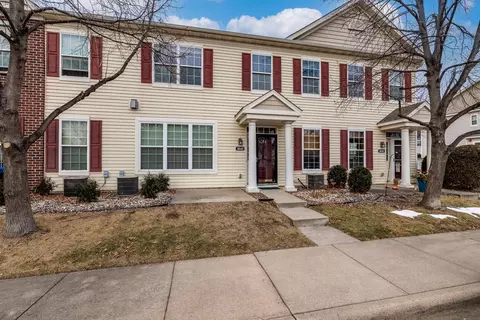 1046 Traditions Trl, Chaska, MN 55318