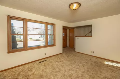 2016 E Oakland Ave, Austin, MN 55912 photo 3