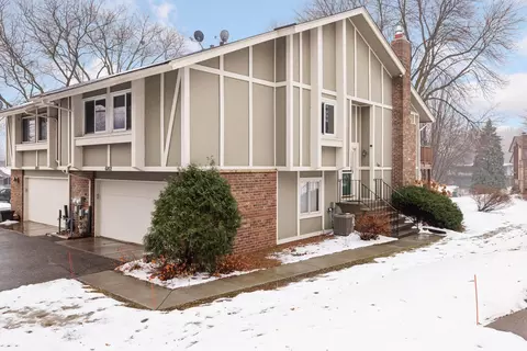 6802 Buckingham Ct, Woodbury, MN 55125