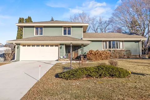 541 Woodhill Dr, Roseville, MN 55113