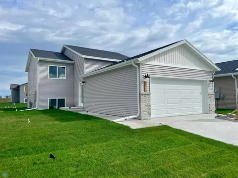 6774 68th St S, Horace, ND 58047