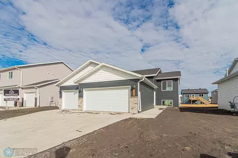 1146 Jill Dr W, West Fargo, ND 58078