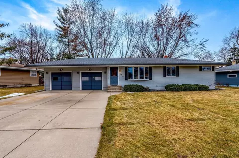 2913 Galtier St, Roseville, MN 55113