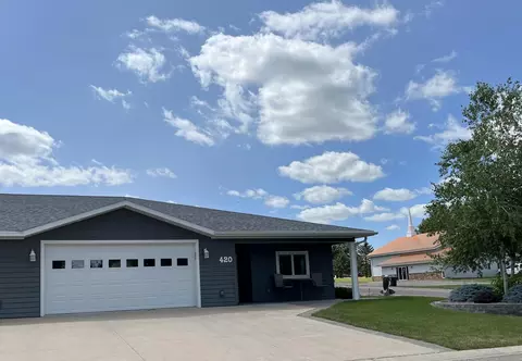 420 Riverbluff Dr, Windom, MN 56101