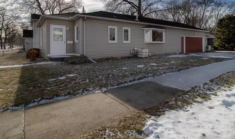 925 Center St, North Mankato, MN 56003