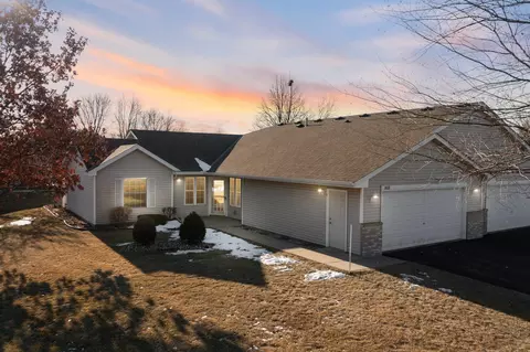 808 Greensview Ct NW, Hutchinson, MN 55350
