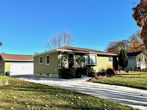 915 Pine Ave, Marshall, MN 56258 photo 1