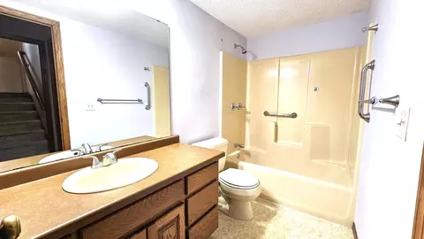 Bath - 1729 Cooper Ave S, Saint Cloud, MN 56301 photo 3 of 3