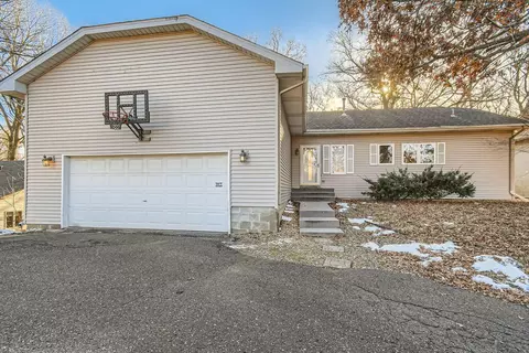 7295 25th St N, Oakdale, MN 55128