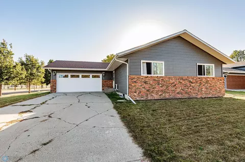 1702 Whitestone Cir S, Fargo, ND 58103