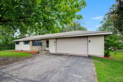 135 Suzanne Ave, Vadnais Heights, MN 55127