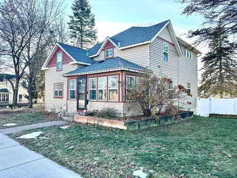 211 N Cedar St, Chaska, MN 55318