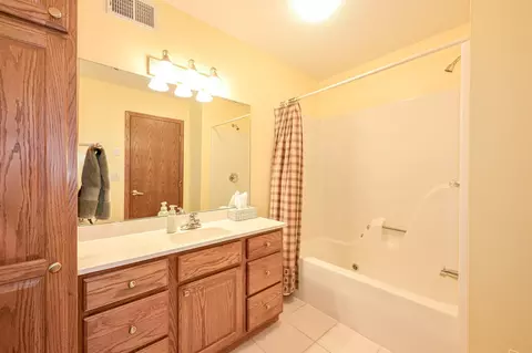 Bath - 309 Hickory St, Duluth, MN 55811 photo 3 of 4