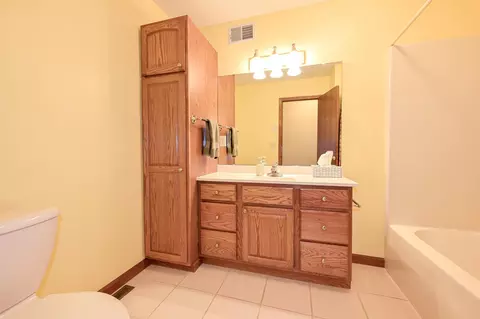 Bath - 309 Hickory St, Duluth, MN 55811 photo 2 of 4