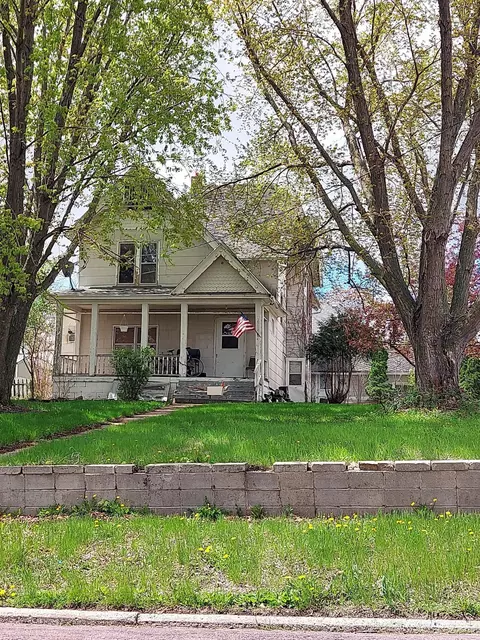 113 5th St, Jackson, MN 56143