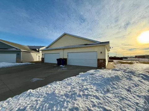 1155 39th Ave S, Moorhead, MN 56560