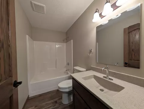 Bath - 106 Front St, Tracy, MN 56175 photo 1 of 2