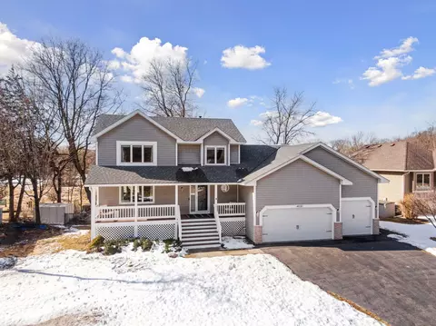 4939 Credit River Dr, Savage, MN 55378