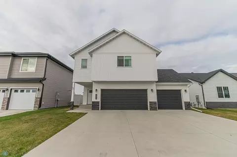 7277 27th St S, Fargo, ND 58104