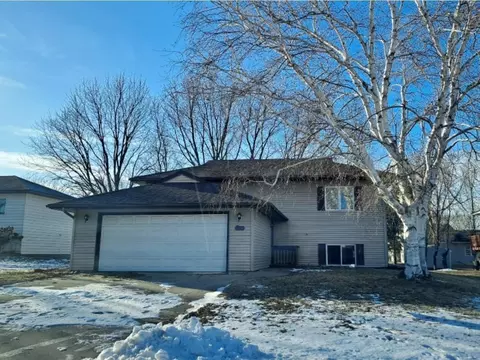 560 Jackson St SW, Hutchinson, MN 55350