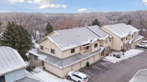1581 Wheelock Ln #203, Saint Paul, MN 55117