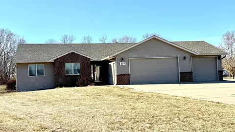 277 Maple Ridge Dr, Henderson, MN 56044