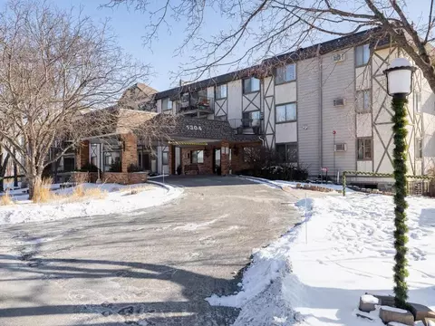 1304 W Medicine Lake Dr #222, Plymouth, MN 55441