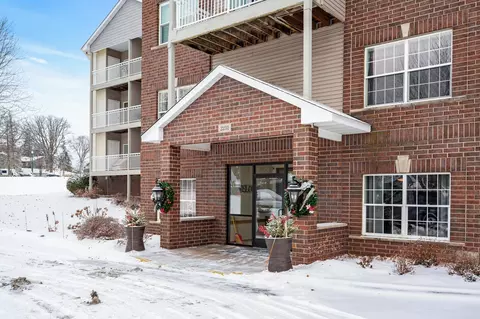 2231 Penn Pl #315, North Saint Paul, MN 55109