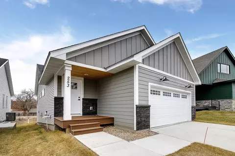 253 Mccarrons Pl W, Roseville, MN 55113