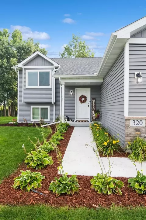 320 Lake Erin Dr, Green Isle, MN 55338